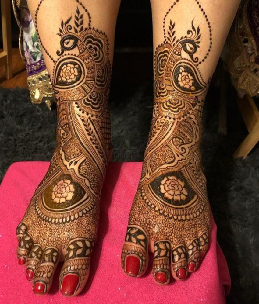 Female Legs and Hands with Henna Tattoo. Moroccan Bride`s Showing Mehndi  Design. Mehndi Hands and Feet Stock Photo - Image of girl, marocain:  243659280