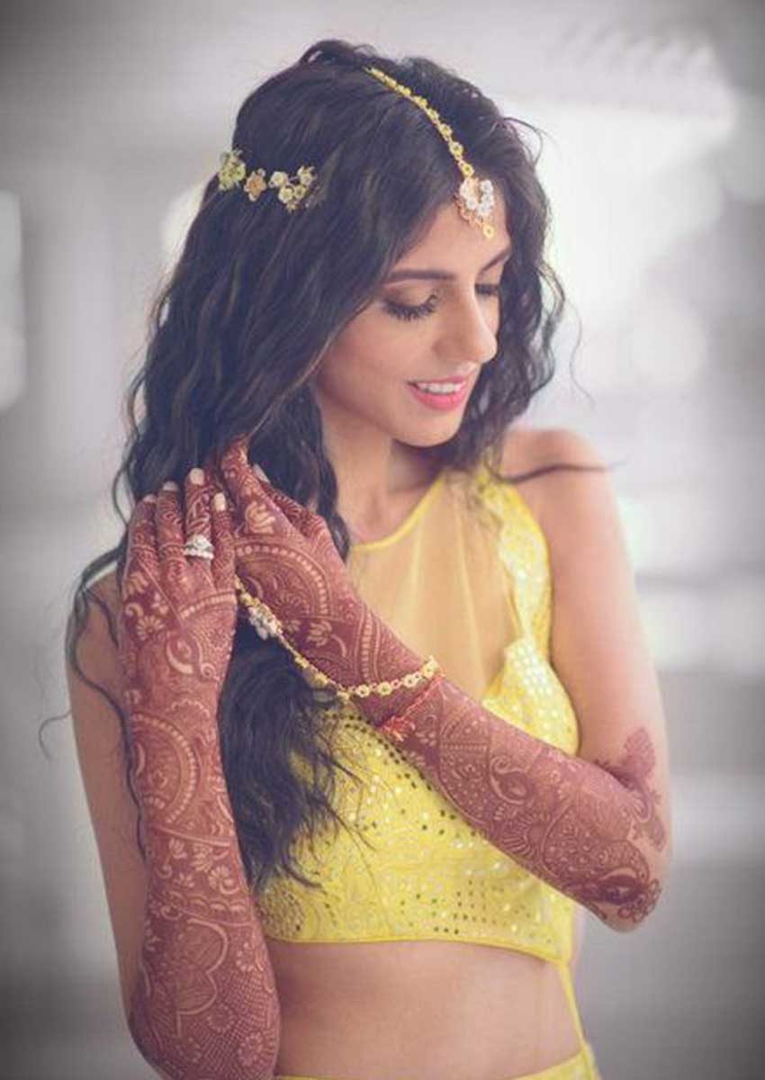 Our pretty bride @vaishthakker all dressed up for her Mehndi function💚 Hair:  @hairbypratiksha Makeup: @nilofermakeup Outfit: @debya... | Instagram