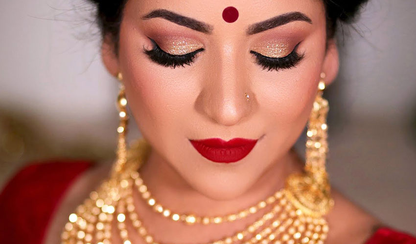 Featured image of post Bengali Bridal Makeup Looks While bengali brides prefer highlighting their gorgeous eyes they also have fine forehead art in white and red shades applying sandalwood paste