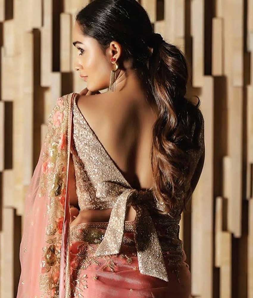 Tips to Look Gracious in Backless Saree Blouse - Select with