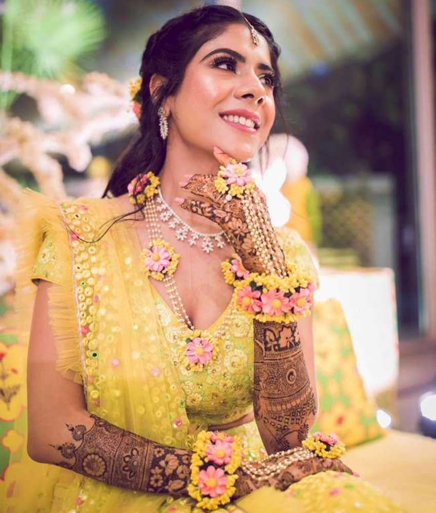 Photo of Bridal pose showing off mehendi hands