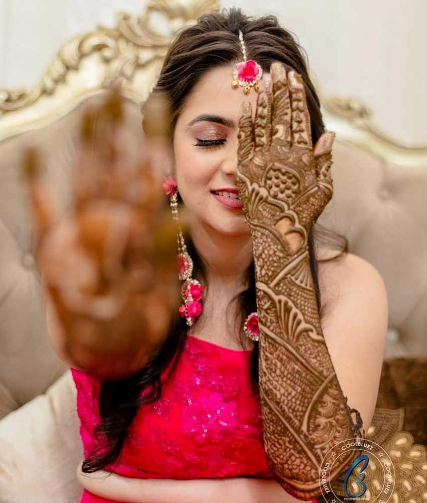 7 Best Mehendi poses for Mehendi Ceremony in 2023- Videotailor - VideoTailor