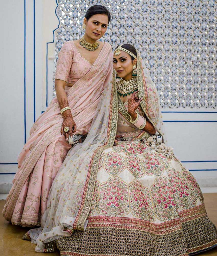 Indian Bride Mother Outfit | Indian wedding outfits, Mother of bride  outfits, Mother daughter photography poses