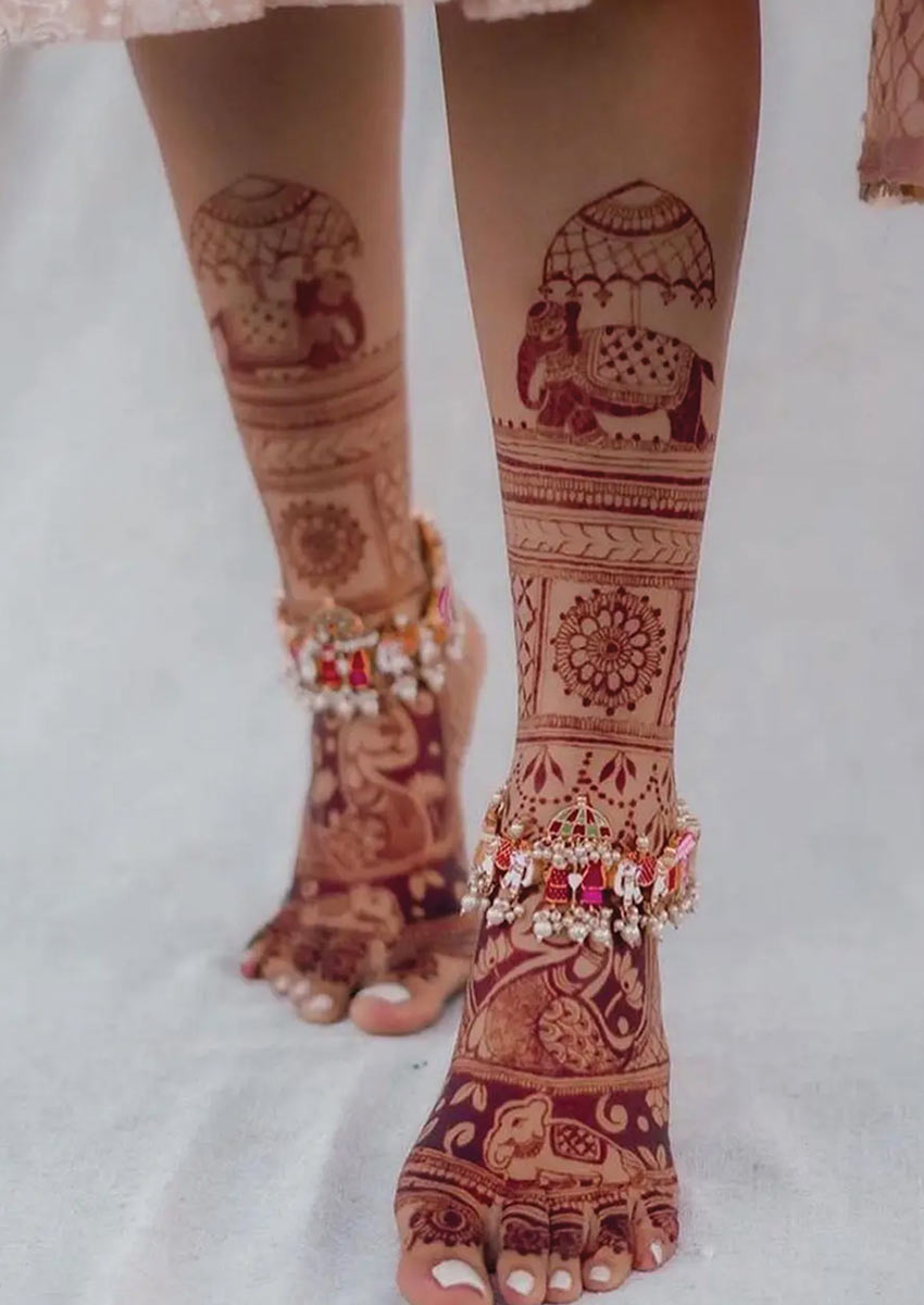 Chia inks a tattoo on the leg of payal chainani hi-res stock photography  and images - Alamy