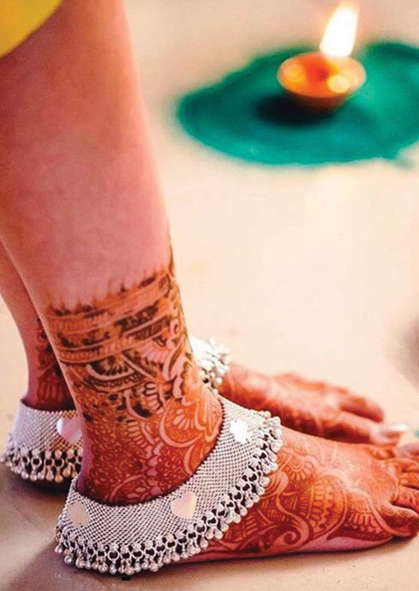 Stylish Anklet Tattoo for Fashionable Feet